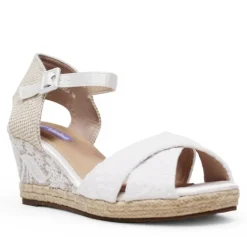 Sandalias cuña Mandarina monica blancas con tiras cruzadas y bordado de encaje en la cuña