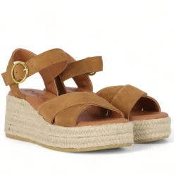 Sandalias plataformas Chika 10 marrones con bandas cruzadas y ligera cuña